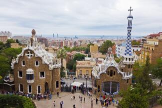 Park Güell: Skip-The-Line Entrance + English or French Guided Tour